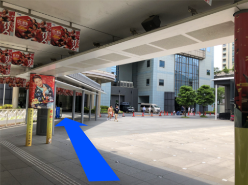 映画やドラマなどのポスターが掲示されている屋根のある道を通り、TBSのビル(放送センター)の方向に進んでいきます