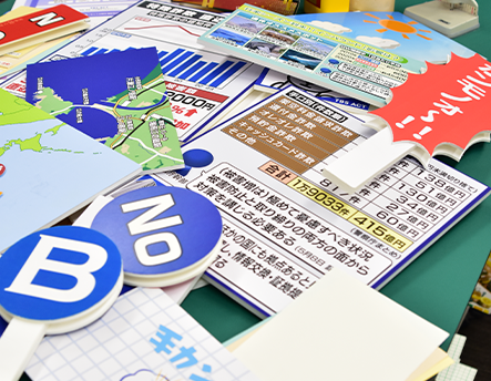 番組やイベントなどで使用する様々なグラフィックを施された道具類も手掛けている様子