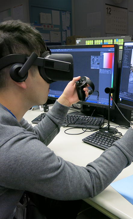 VRゴーグルを使用したバーチャルスタジオの研究・開発作業