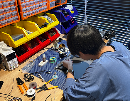インタラクティブコンテンツ用独自開発デバイス製作の様子