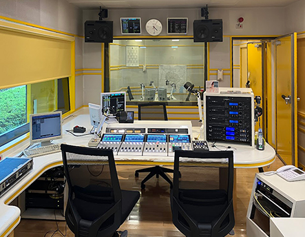 FM放送局での音声スタジオの廃用設備更新においての機材撤去、配線、新設機材設置の様子