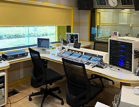 FM放送局での音声スタジオの廃用設備更新においての機材撤去、配線、新設機材設置の様子