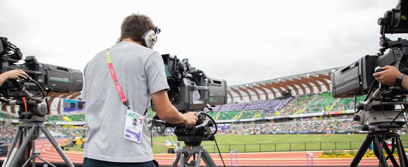 スポーツ中継：カメラスタッフの写真
